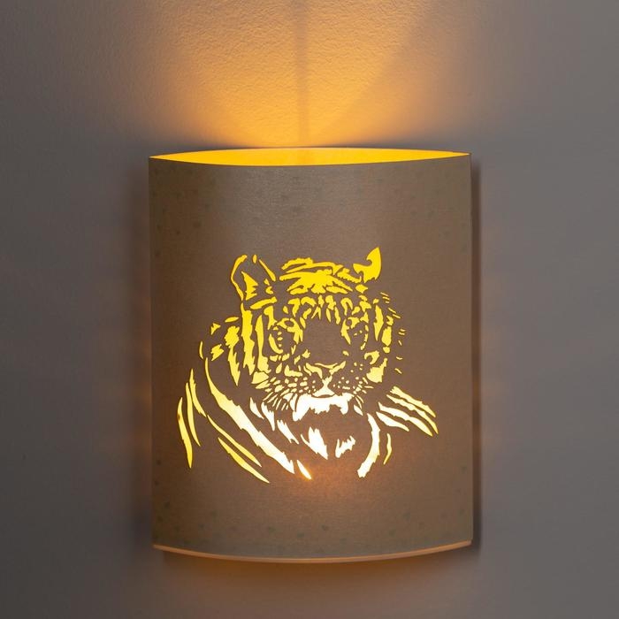 Светодиодная фигура «Тигр» 13 × 16 × 5 см, картон, батарейка ААх2 (не в комплекте), свечение тёплое белое Светодиодная фигура «Тигр» 13 × 16 × 5 см, картон, батарейка ААх2 (не в комплекте), свечение тёплое белое