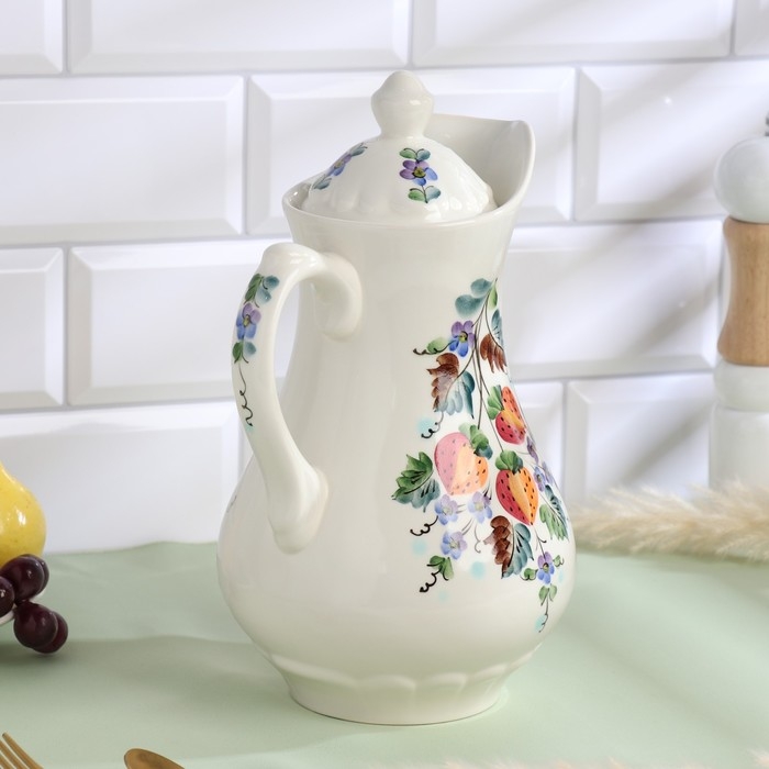 Кувшин «Клубничка», с крышкой, 2 л, 10×27 см, 1 сорт, авт. Рогочая Н.В. Кувшин «Клубничка», с крышкой, 2 л, 10×27 см, 1 сорт, авт. Рогочая Н.В.