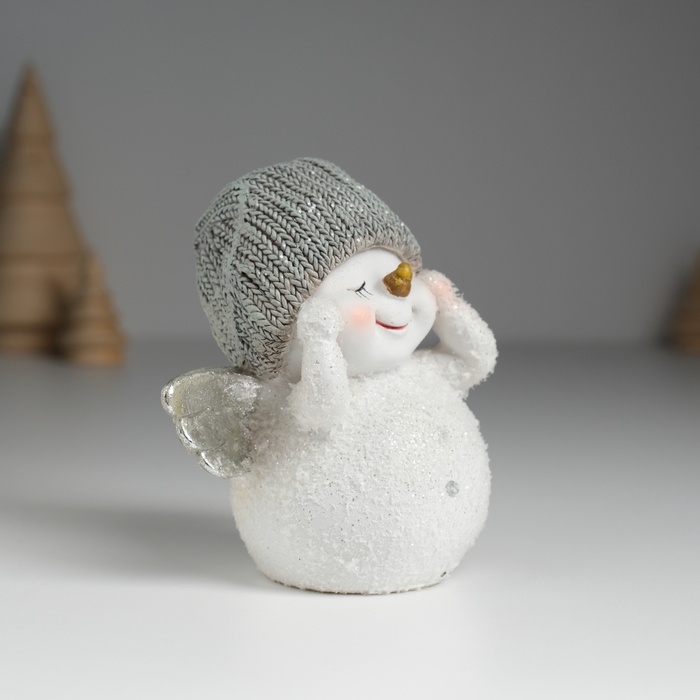 Сувенир полистоун Сувенир полистоун "Снеговик белый с серебристыми крыльями, в вязанном колпаке" 9х6х9 см