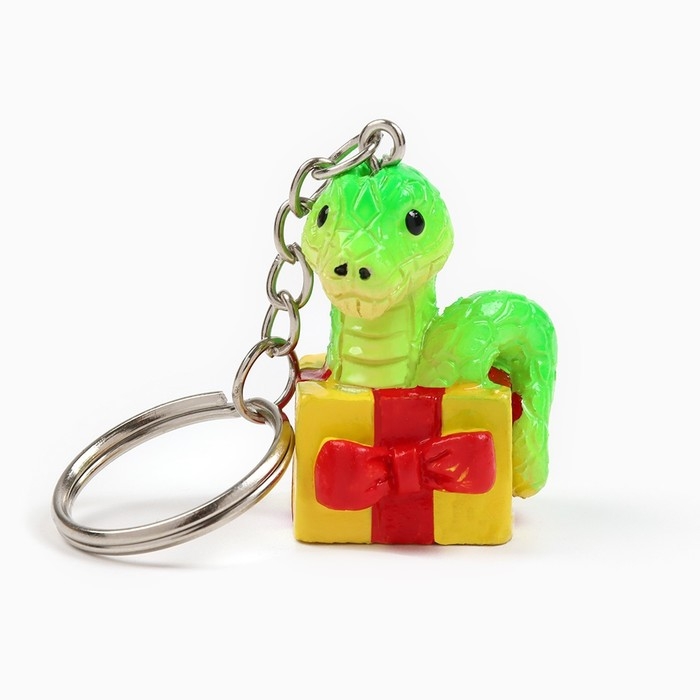 Новогодний брелок для ключей, объемный «Новый год: Змея в подарке» 2,7 х 8,5 см Новогодний брелок для ключей, объемный «Новый год: Змея в подарке» 2,7 х 8,5 см