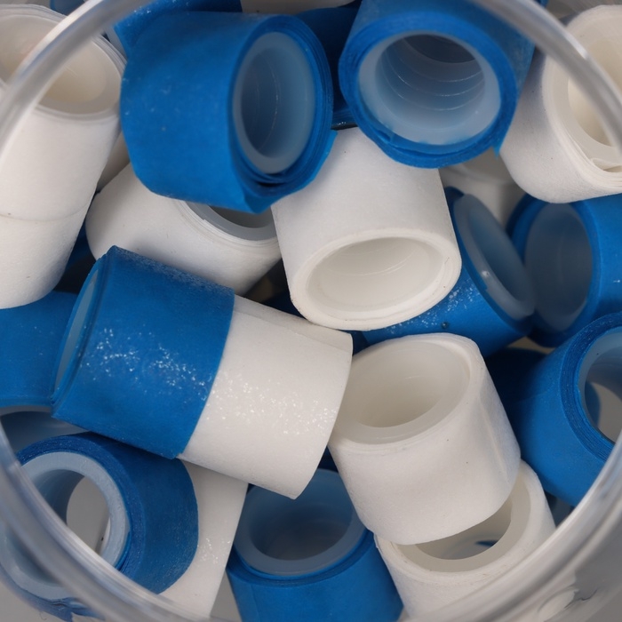 Клейкая лента пластик в банке  Клейкая лента пластик в банке "Белый и синий" н-р 40 шт 1,2 см, дл. 0,9 м 7х7х9 см