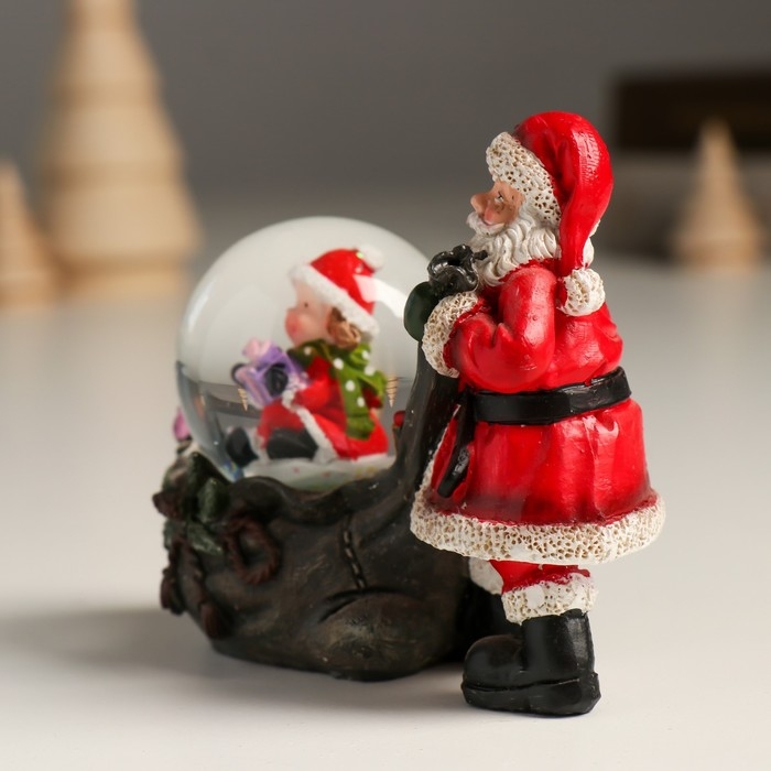 Сувенир полистоун водяной шар Сувенир полистоун водяной шар "Дед Мороз с мешком подарков и помощницей" 10,5х6х8,5 см