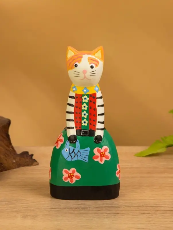 Сувенир дерево "Рыжая кошка в зелёном платье" 6х4х13 см