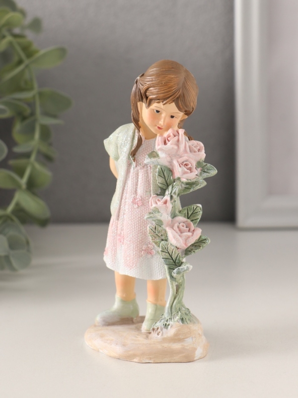 Сувенир полистоун Сувенир полистоун "Малышка у куста с розами" розово-зелёный 6х5,5х12 см