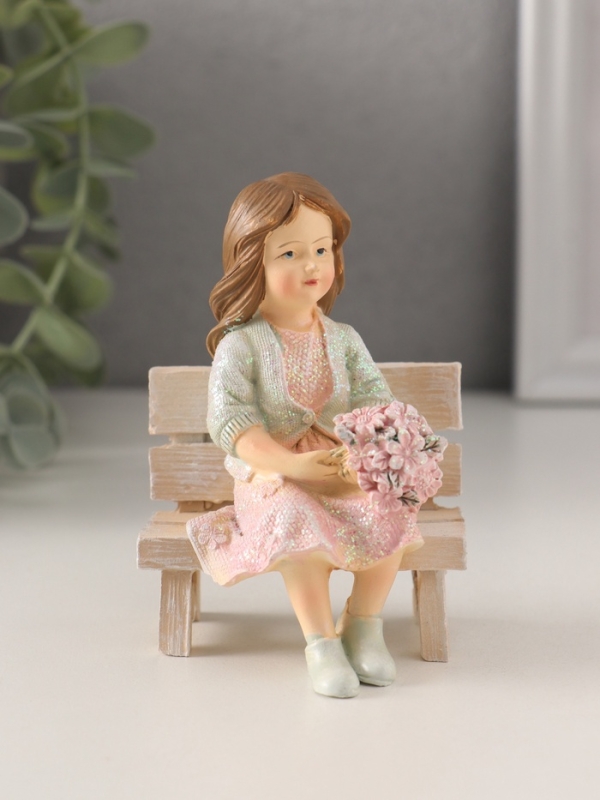 Сувенир полистоун Сувенир полистоун "Девочка с букетом, на скамеечке" розово-зелёный 6,5х5,5х9 см