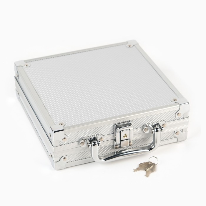 Покер в металлическом кейсе (карты 2 колоды, фишки 100 шт б/номинала, 5 кубиков), 20 х 20 см Покер в металлическом кейсе (карты 2 колоды, фишки 100 шт б/номинала, 5 кубиков), 20 х 20 см