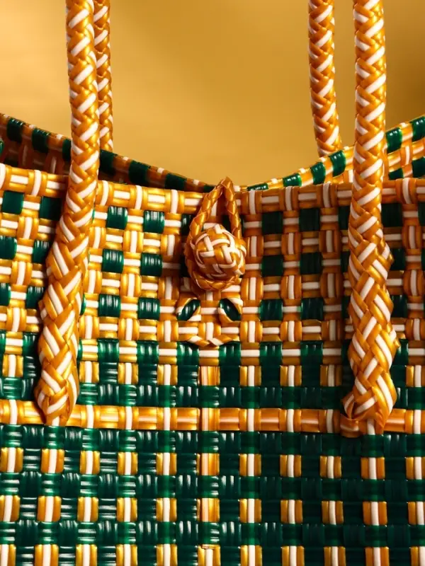 Сумка плетёная пластиковая 40х20х55 см, цв. зелёно-бежевый Сумка плетёная пластиковая 40х20х55 см, цв. зелёно-бежевый