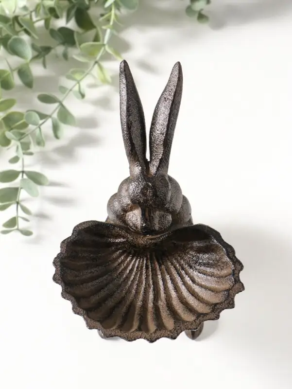 Сувенир чугун подставка, кормушка для птиц "Заяц с ракушкой" 14х11,5х16,5 см