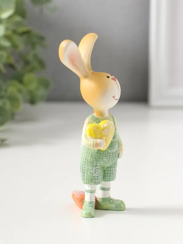 Сувенир полистоун "Зайчик в зеленый комбинезоне, с жёлтым сердцем" 13 см