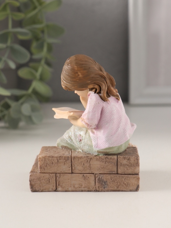 Сувенир полистоун  Сувенир полистоун "Малышка читает на лесенках" розово-зелёный 7х5х8,5 см