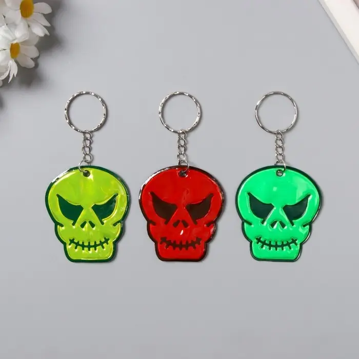 Брелок пластик светоотражающий  Брелок пластик светоотражающий "Череп" МИКС 5,5х5 см