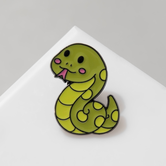 Новый год! Символ года 2025! Значок «Змейка» травянистая, цвет зелёный в чёрном металле Новый год! Символ года 2025! Значок «Змейка» травянистая, цвет зелёный в чёрном металле