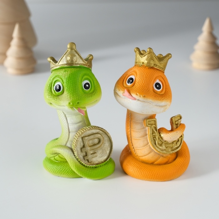 Сувенир полистоун Сувенир полистоун "Змейка в короне с подковой/монеткой" МИКС 5х4х8,5 см