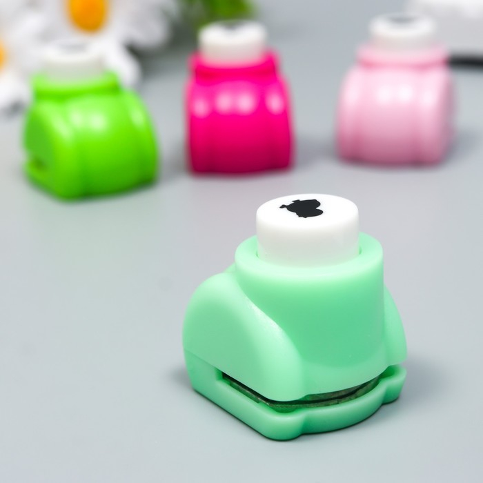 Набор фигурных дыроколов в сундуке d=1 см, 58 шт МИКС Набор фигурных дыроколов в сундуке d=1 см, 58 шт МИКС