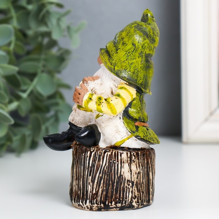 Сувенир полистоун "Гном в зелёном колпаке на пенёчке" 6,7х5,5х11,5 см