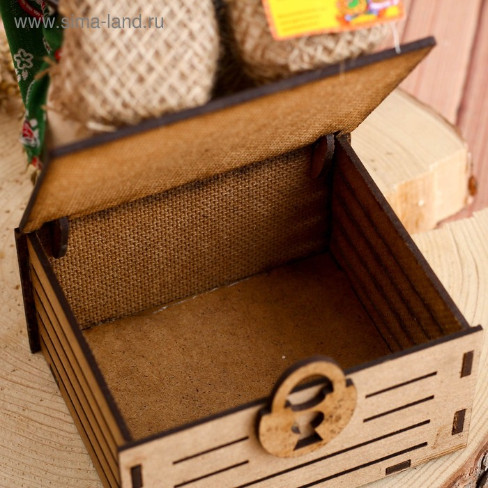 Оберег-домовой Оберег-домовой "Славуся в льняном колпаке, на сундуке с рублем", 34х23х19 см, микс