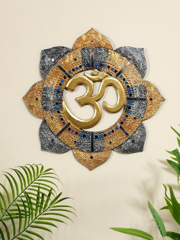 Панно резное МДФ  Панно резное МДФ "ОМ", 40х40х0,6 см, золотое основание