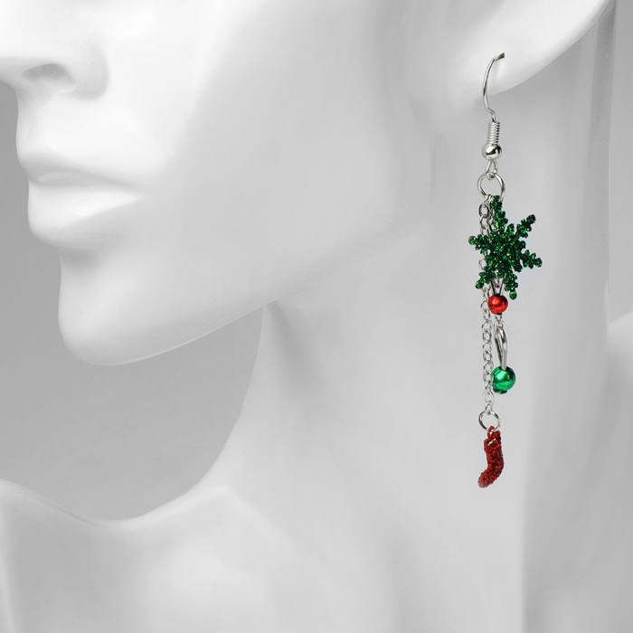 Новый год! Серьги «Новогодние» висячие, снежинка на цепочке, цвет красно-зелёный в серебре Новый год! Серьги «Новогодние» висячие, снежинка на цепочке, цвет красно-зелёный в серебре