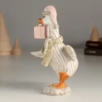Фигурка полистоун &laquo;Гусь в шарфике и шапке с подарком&raquo;, 10&times;9.5&times;16 см
