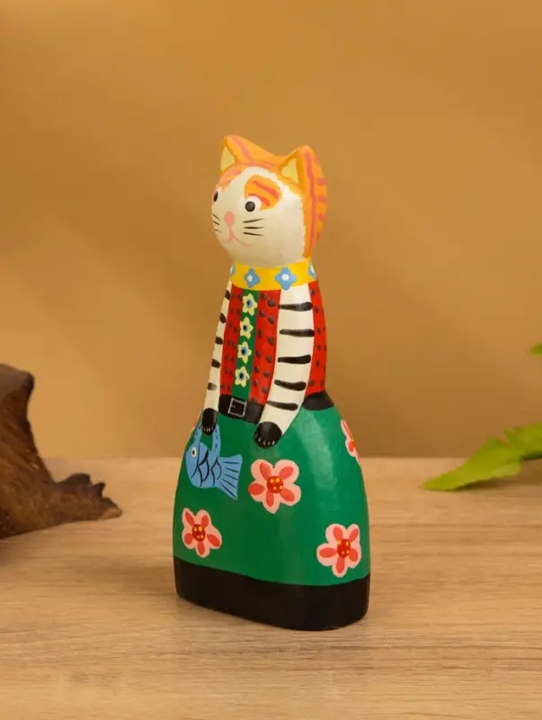 Сувенир дерево "Рыжая кошка в зелёном платье" 6х4х13 см