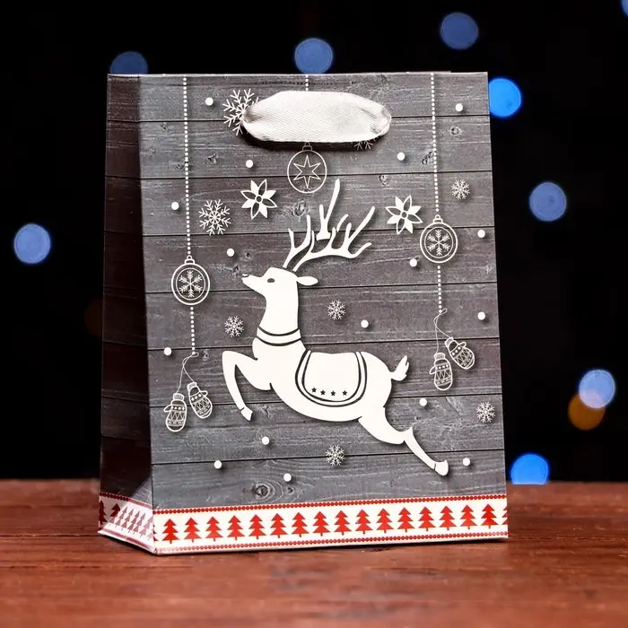 Пакет ламинированный «Белый олень» 11.5×14.5×6 см