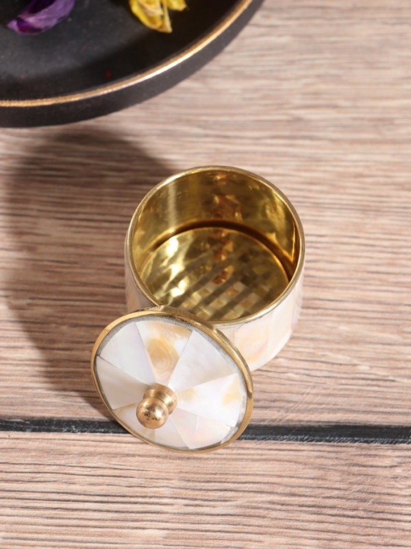 Шкатулка Шкатулка "Карусель" латунь с перламутром 4,5х4,5х5 см, цв. белый