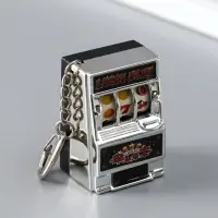 Брелок пластик "Игровой автомат - казино" серебро 2,7х3,4х5 см Брелок пластик "Игровой автомат - казино" серебро 2,7х3,4х5 см