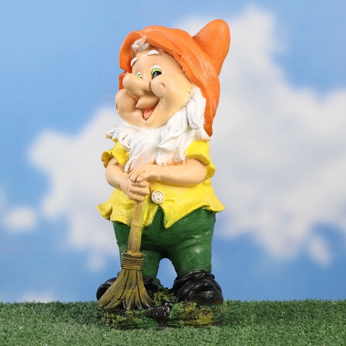 Садовая фигура из полистоуна &laquo;Гном с метлой&raquo;, 30&times;14&times;14 см