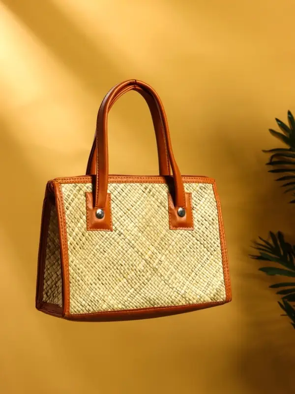 Сумка плетёная на молнии из пандана 30х10х35 см, светло-коричневый Сумка плетёная на молнии из пандана 30х10х35 см, светло-коричневый