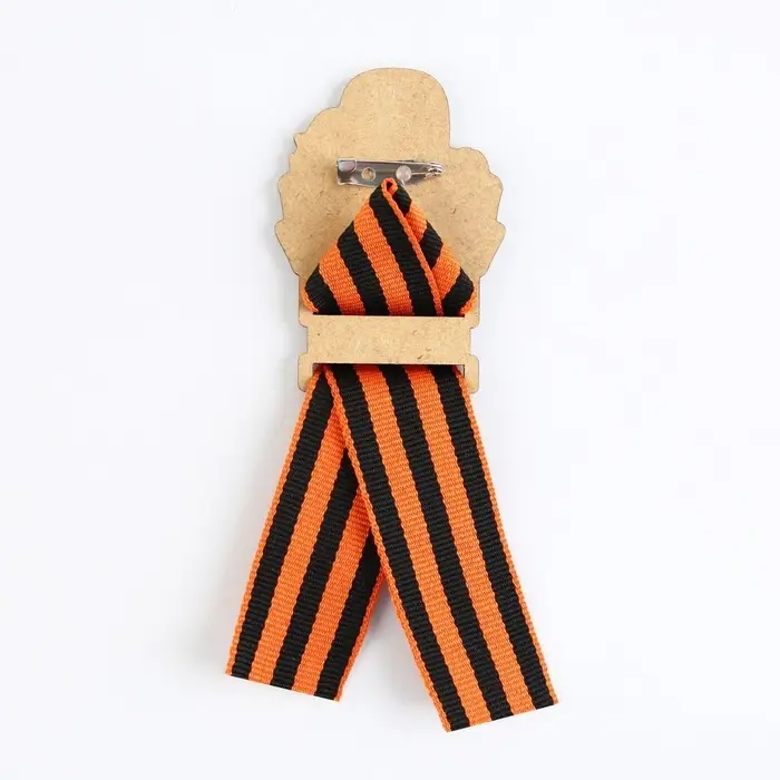 Значок с георгиевской лентой «9 мая, гвоздика», дерево, 4,8 х 6,6 см Значок с георгиевской лентой «9 мая, гвоздика», дерево, 4,8 х 6,6 см