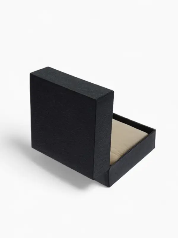 Коробочка подарочная для часов из экокожи, 10&times;10&times;6 см, (подушечка 8.3&times;8.5 см), вставка бежевая, чёрная