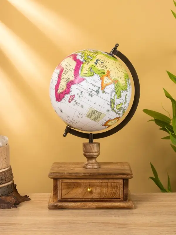 Глобус сувенирный 23х20х39 см, подставка дерево Глобус сувенирный 23х20х39 см, подставка дерево