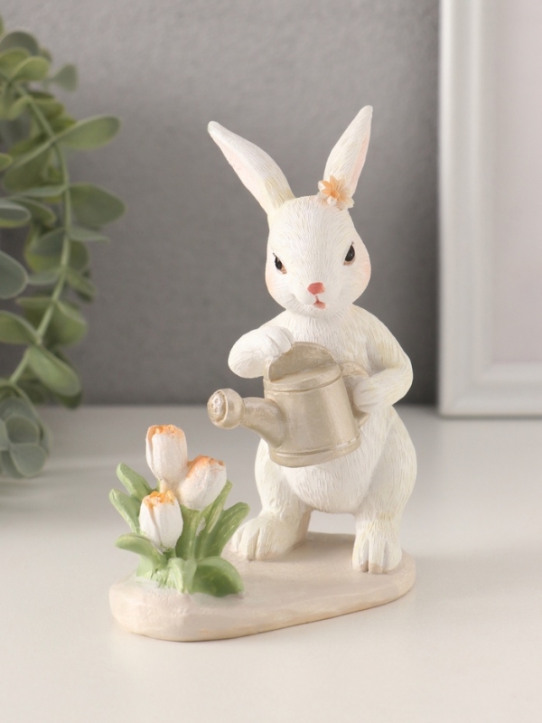 Сувенир полистоун  Сувенир полистоун "Зайка поливает тюльпаны из лейки" 10х5,5х12,5 см