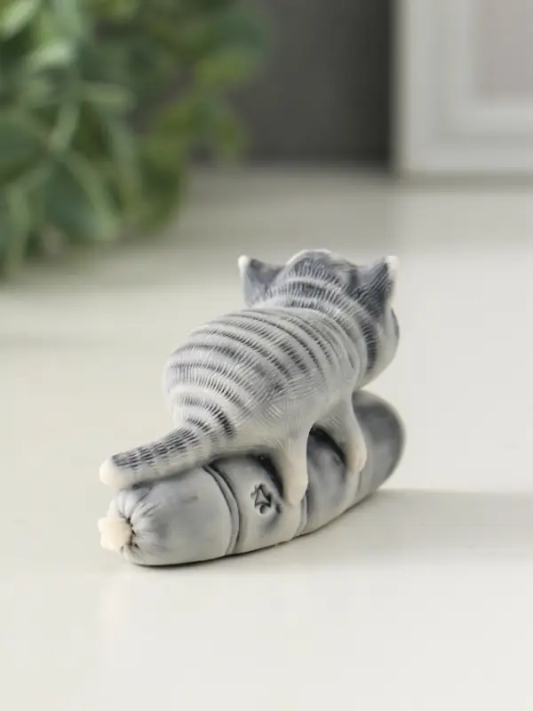 Сувенир Сувенир "Кот лежит на колбасе" 4,2 см