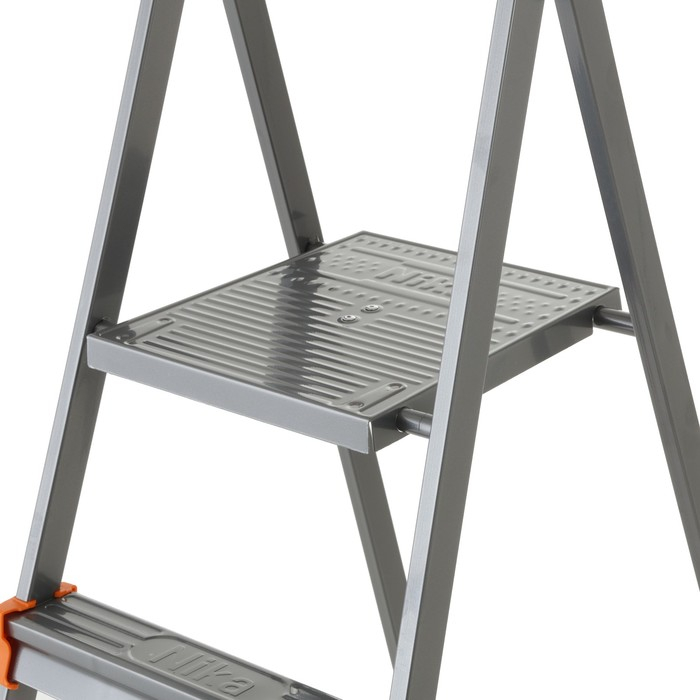 Стремянка Nika СМ4, широкие ступени, высота до рабочей площадки 845 мм, 4 ступени Стремянка Nika СМ4, широкие ступени, высота до рабочей площадки 845 мм, 4 ступени