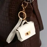 Брелок кожзам с карабином, с ремешком "Сумочка" белоснежный 6,2х2,5х7 см Брелок кожзам с карабином, с ремешком "Сумочка" белоснежный 6,2х2,5х7 см