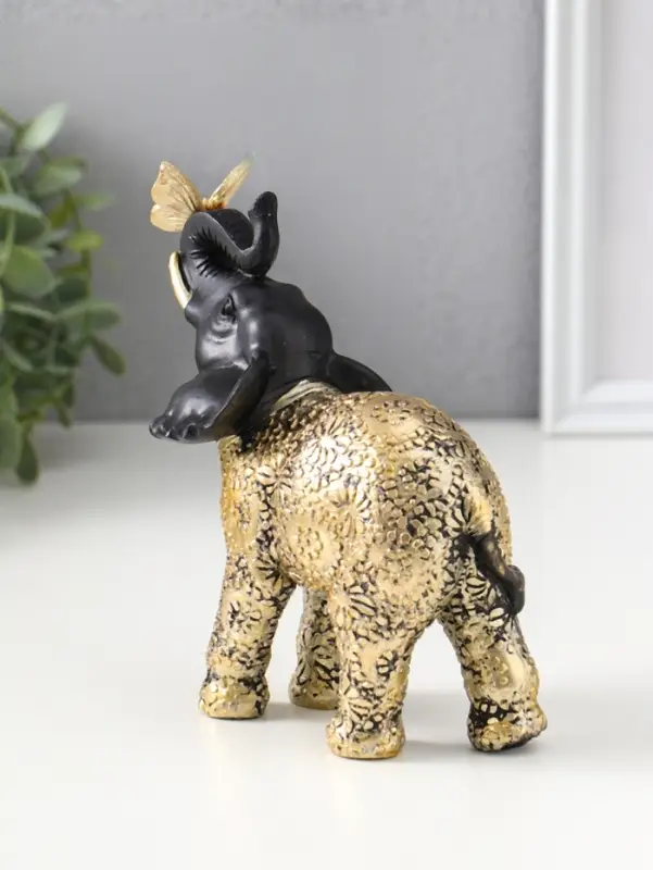 Сувенир полистоун "Чёрный слонёнок с бабочкой на хоботе" с золотом 7,5х12,7х15,7 см