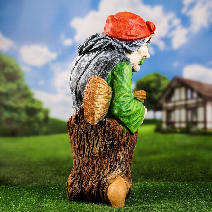 Садовая фигура из полистоуна «Баба Яга с метлой», 55×30×34 см Садовая фигура из полистоуна «Баба Яга с метлой», 55×30×34 см