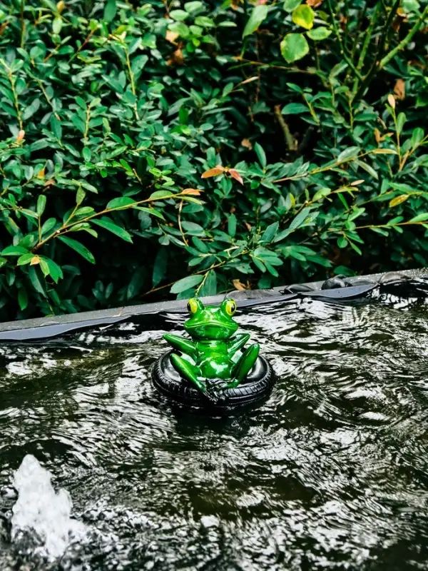 Садовая фигура 14 х 13 х 9,5 см Садовая фигура 14 х 13 х 9,5 см "Лягушка в шине" Водоплавающая