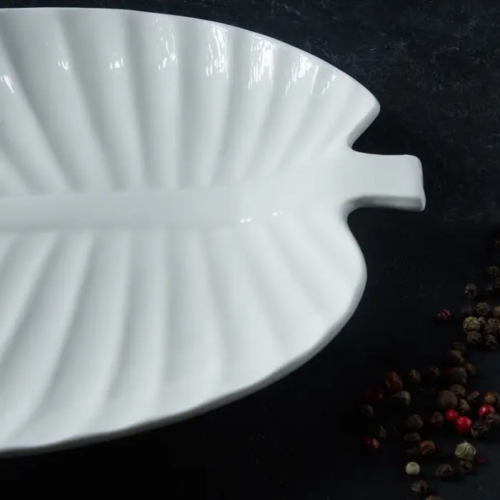 Блюдо для подачи &laquo;Лист&raquo;, 30&times;19.5&times;3 см, керамика, цвет белый