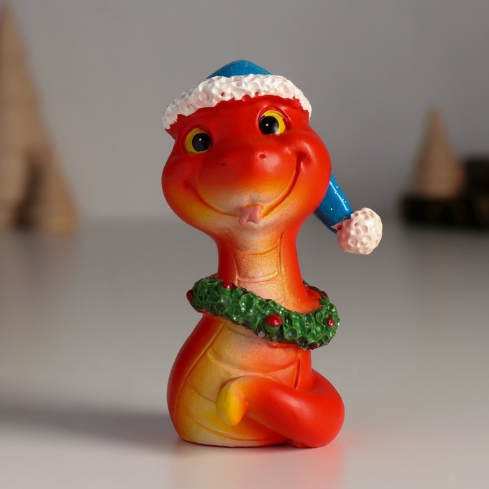 Сувенир полистоун Сувенир полистоун "Змейка красная в синей шапке и новогоднем венке" 5х4х8,5 см