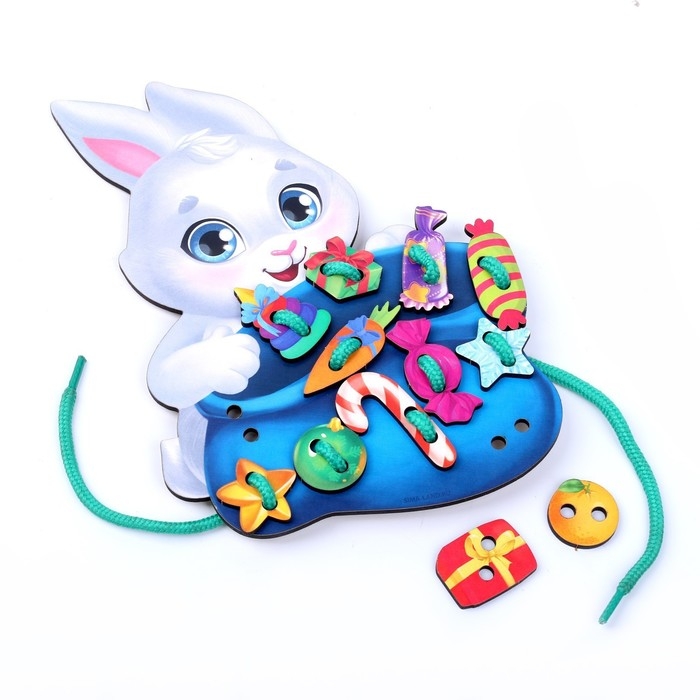 Новогодняя игрушка. Шнуровка «Новый год! Зайка с подарками» Новогодняя игрушка. Шнуровка «Новый год! Зайка с подарками»