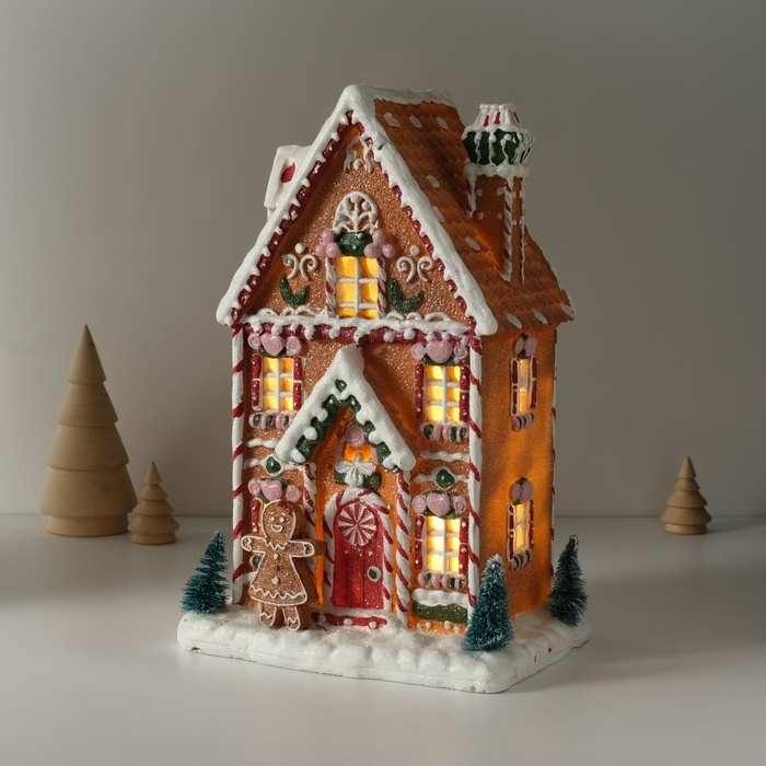 Сувенир полистоун свет Сувенир полистоун свет "Пряничный домик в глазури с пряничкой, ёлками" 17х12х25,5 см