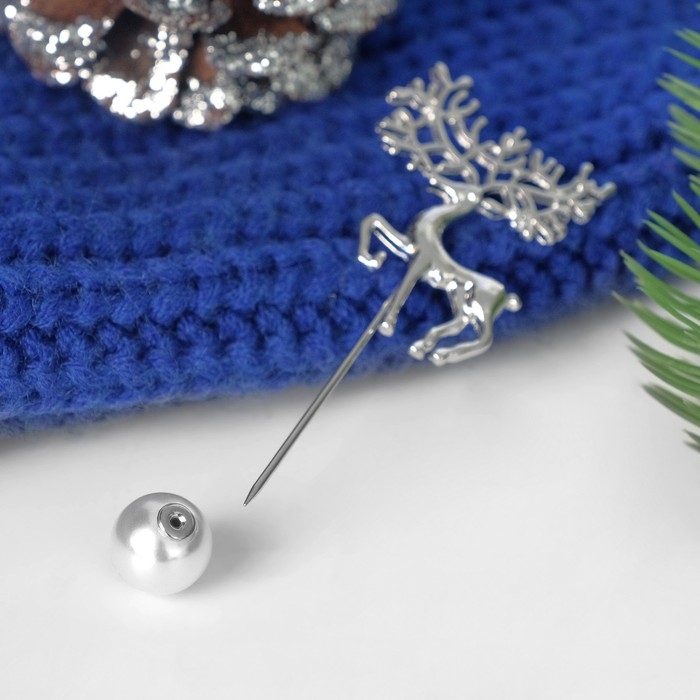 Булавка новогодняя Булавка новогодняя "Олень" с бусиной, 8 см, цвет белый в серебре