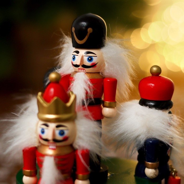 Новогодний сувенир «Карусель щелкунчики» 11 × 11 × 19 см, МИКС Новогодний сувенир «Карусель щелкунчики» 11 × 11 × 19 см, МИКС