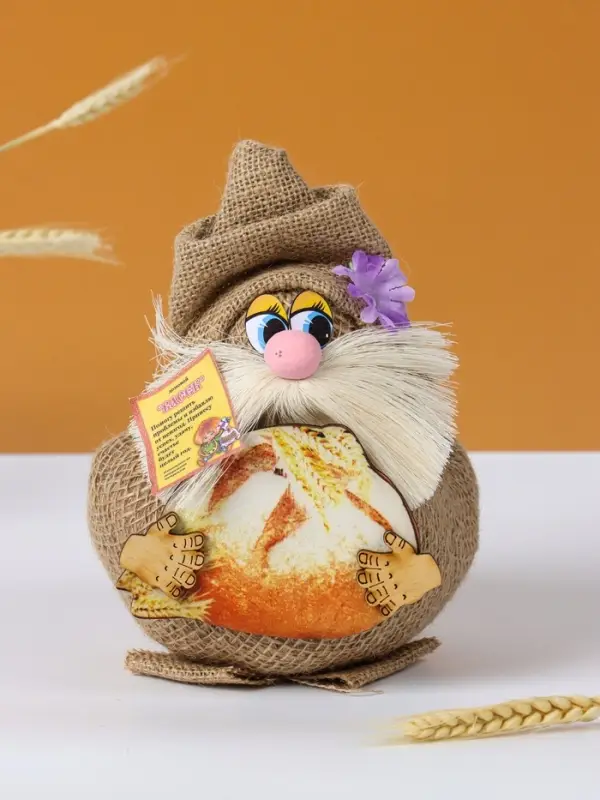 Фигурка - оберег &laquo;Домовой. Васек на мешковине, с караваем&raquo;, 24&times;18&times;18 см