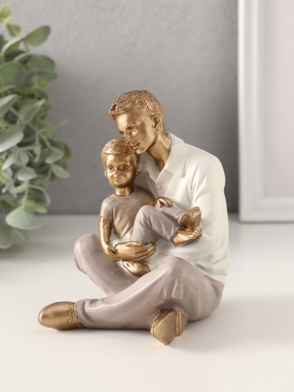 Сувенир полистоун  Сувенир полистоун "Папа держит сына на руках" 10х8х12 см