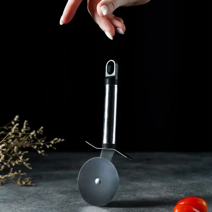 Нож для пиццы и теста Доляна «Помощник», 20 см, цвет чёрный Нож для пиццы и теста Доляна «Помощник», 20 см, цвет чёрный