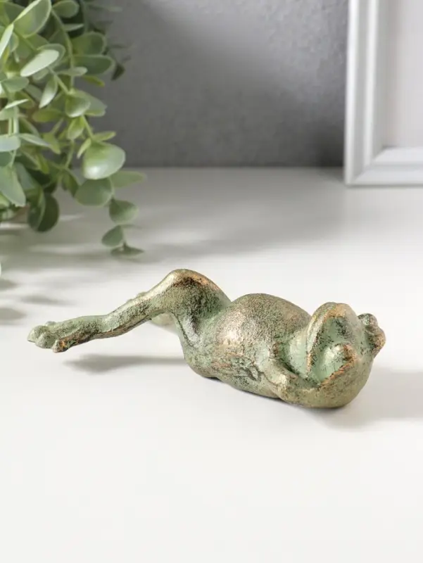 Фигурка чугун &laquo;Лягуха на отдыхе&raquo;, зелёная патина, 14.5&times;8,,8&times;4 см
