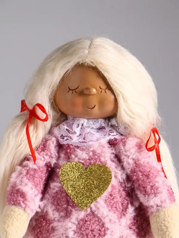 Кукла интерьерная "Малышка с хвостиками в розовом платье с сердцем" 14х8,5х32 см
